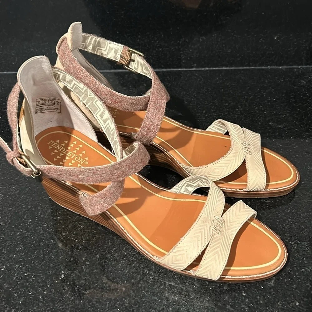Pendleton Womens Baylands Wedge Sandals, Beige size 11 shoes